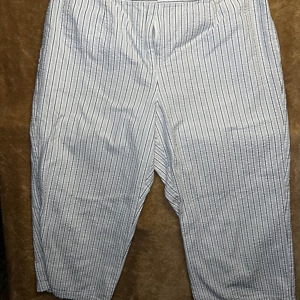Hannah Women 8 Grey White Black Textural Stripe Straight Leg Stretch Capri Pants